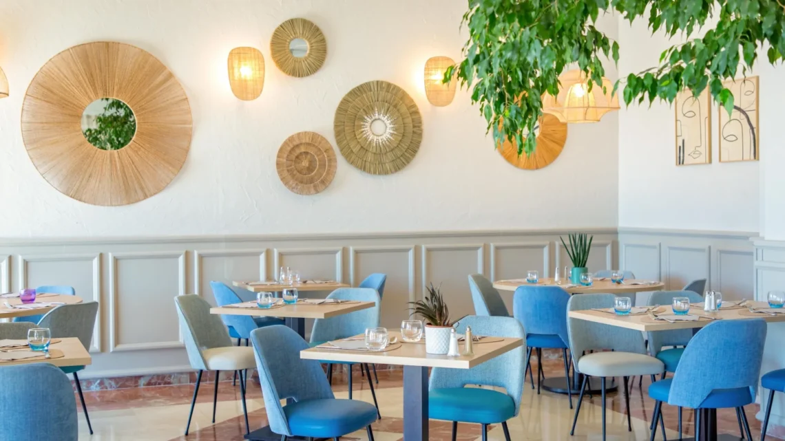 Intérieur de restaurant moderne et lumineux.
