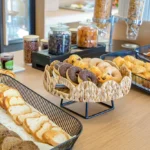 Buffet de viennoiseries et pains variés.