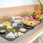 Buffet petit-déjeuner avec fromage et fruits.