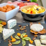 Assortiment de fromages, fruits, et œufs.