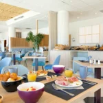 Buffet petit déjeuner dans un restaurant lumineux.