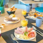 Petit-déjeuner varié sur une table en bois.