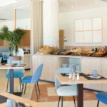 Salle à manger moderne avec buffet de petit-déjeuner.