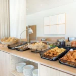 Buffet de petit déjeuner avec croissants et pains variés.