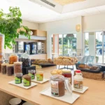 Buffet de petit-déjeuner avec céréales et confitures.