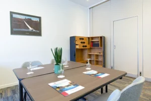Salle de réunion avec table et chaises modernes.