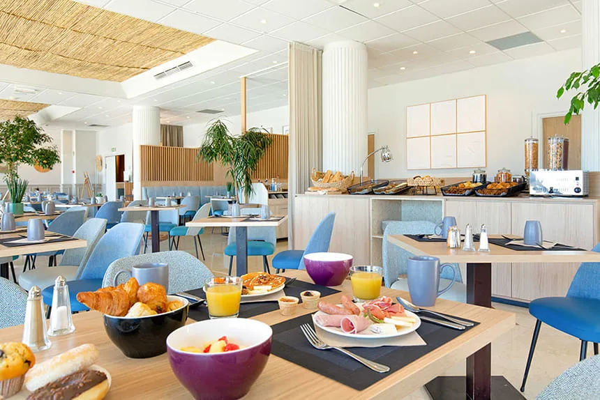 Buffet petit-déjeuner dans un restaurant moderne.