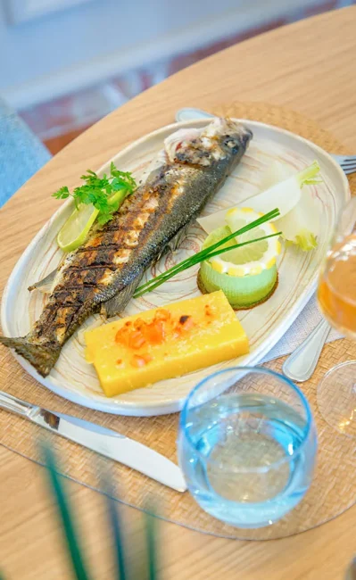 Plat de poisson grillé avec légumes.