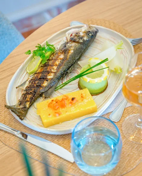 Plat de poisson grillé avec légumes.